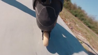 Paten parkında paten kayarken