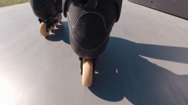 スケートパークでのローラースケート — ストック動画