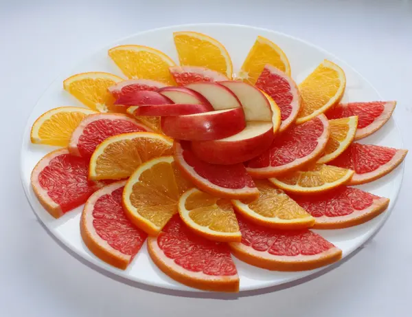 Naranja en rodajas y pomelo en un plato —  Fotos de Stock