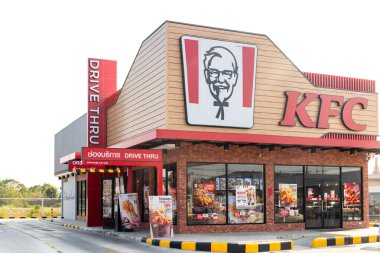 Pathum Thani-Tayland, 12 Şubat 2021 KFC fast food restoranı benzin istasyonunda. Kentucky Fried Chicken (KFC)