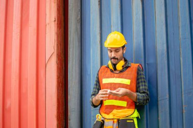 Sigara molası veren fabrika işçisi, İşçi Partisi sigara molası veriyor.