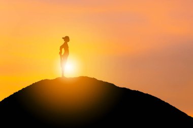 Kırpma yolu olan genç bir kadının silueti. Gün batımında yoga egzersizi yapıyor. Özgürlük ve rahatlama kavramları..