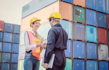 Bulanık konteynırlar kargo geçmişi, Başarı ve Takım Çalışması konseptine sahip mühendis ve işçi el sıkışması