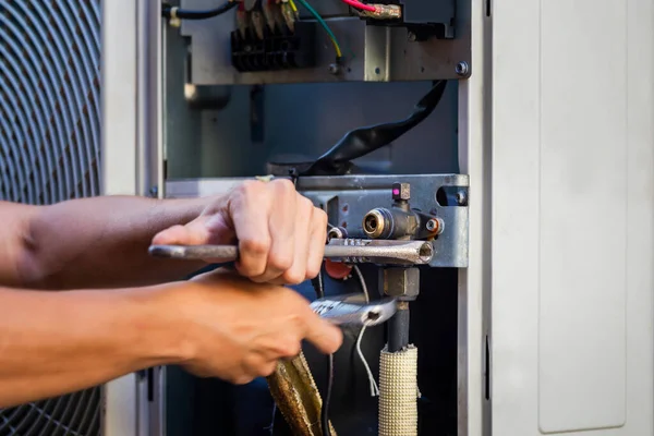 Technician Man Using Wrench Fixing Modern Air Conditioning System Maintenance — Stock Photo, Image