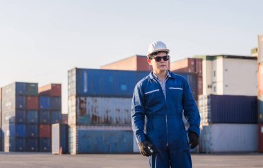 Kasketli, neşeli fabrika işçisi gülümseyen ve kameraya neşeyle bakan, mutluluk konsepti