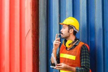 Sigara molası veren işçi, İşçi Partisi sigara molası verir.