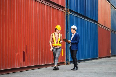 Mühendis ve işçi ekibi konteynırları kargo, lojistik ve takım çalışması konseptinden kontrol ediyor.
