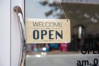 Açık tabela, açık tahta kadın kahve bardağının camından içeri girdi.