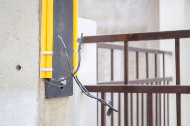 Elektrik sayacını yüklemek için elektrik direğindeki elektrik kabloları