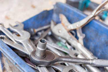 Bir alet kutusunda mekanik alet çantası, tamir konsepti