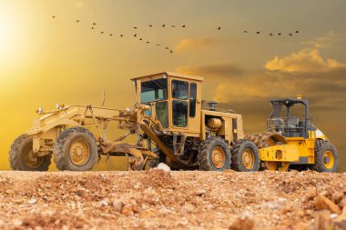 Bir inşaat sahasında kepçe kazıcı makinesi 