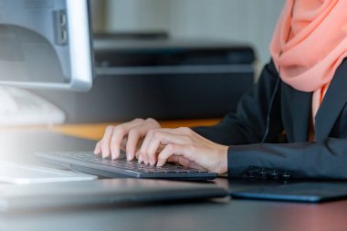 Orta Doğulu, genç ve güzel bir Arap iş kadınının seçici odak noktası kulaklıklı eli, profesyonel operatör hizmeti kavramı.