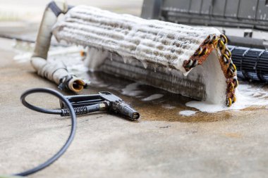 Tamirci, havalandırmada kirli çamaşırları yıkıyor, teknik ekip havalandırma sisteminde temiz kalıplar çıkarıyor.