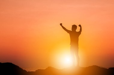 Erkek Silueti Kutlama Başarı Mutluluğu Sahilde Akşam Gökyüzü Günbatımında Plaj Arkaplanı, Spor ve Aktif Yaşam Konsepti. 
