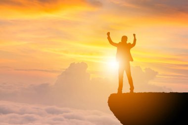 İş Adamı Silueti Kutlama Başarı Dağda Mutluluk Gün batımında Akşam Gökyüzü Arkaplanı kırpma yolu, spor ve aktif yaşam kavramı. 