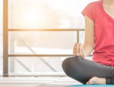 Genç güzel kadınların nilüfer çiçekleri pozisyonunda ellerini kapat yoga yap ve rahatla, Yoga fitness yaşam tarzı kulübü konsepti