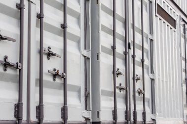 Metal konteynır çift kapılı.