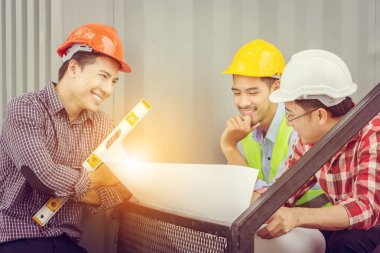 İnşaat sahasındaki Mutlu İş Mühendisi Ekibi 'nin kapatılması, Mutluluk ve başarı takım çalışması konsepti