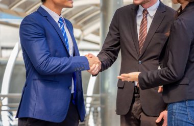 Başarı ve Mutluluk Ekibi Konsepti, İş adamı tokalaşması toplantıyı bitiriyor