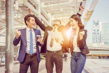 İyi haberler, başarılı takım çalışması ve modern akıllı çalışma konsepti alındığında iş adamları işbirliği