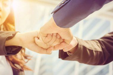 Başarı Takım Çalışması Konsepti, İş adamları el ele tutuşan şehir geçmişi