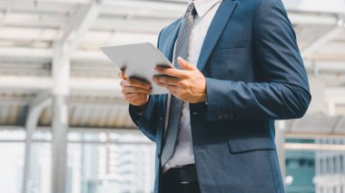 Şehir geçmişini bulanıklaştıran tabletli İşadamı kapat