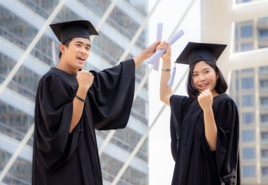 Diploma ve eğitim kavramına sahip yüksek lisans öğrencisine yakın çekim.