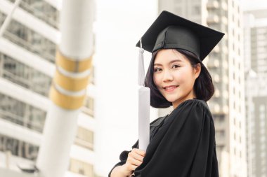 Diploma alan lisansüstü öğrencisine yakın çekim ve kamera, eğitim konseptine bakmak.