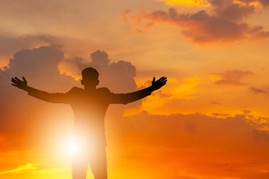 İş adamının siluetleri Gündoğumu Gökyüzü Arkaplanı Altında Kollarını Aç, Kutlama Başarı Mutluluk Kavramı, kırpma yolu ile.