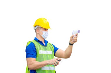 Kırpma yolu olan fabrika işçisi Coronavirus 'tan (COVID-19) korumak ve taramak için dijital termometre ile ateşi kontrol ediyor.