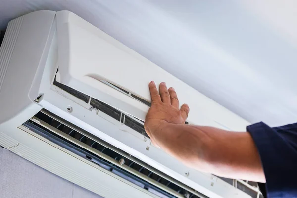 Air Conditioning Repair Repairman Fixing Air Conditioning System Male Technician — Stock Photo, Image