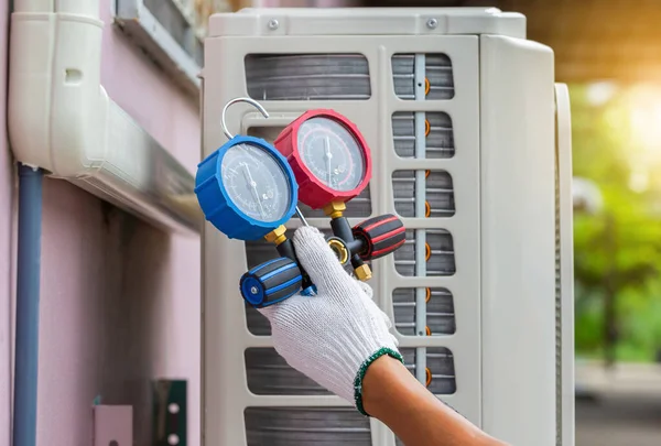 Condicionado Conceitos Reparação Técnico Segurando Refrigerante Coletor Conjunto Ferramentas Condicionado — Fotografia de Stock