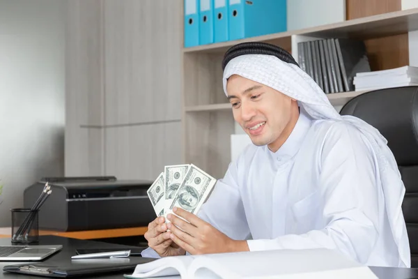 Young Business Muslim Man Office Desk Holding Looking Money Banknotes — Stock Photo, Image