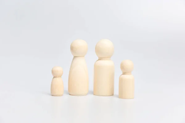 Gruppo Figure Legno Famiglia Sfondo Bianco — Foto Stock