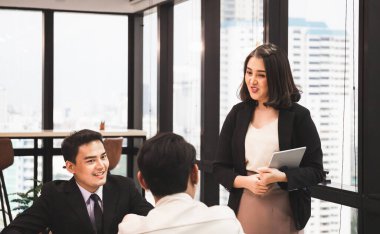 Bir grup genç iş adamı ofiste toplanıyor, Başarı ve takım çalışması kavramları 