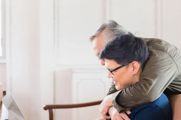 Happy Senior Aziatische Vader Volwassen Zoon Met Behulp Van Computer — Stockfoto