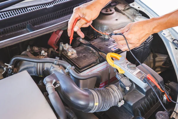 Auto Monteur Werkt Aan Motor Van Controle Van Batterij Garage — Stockfoto