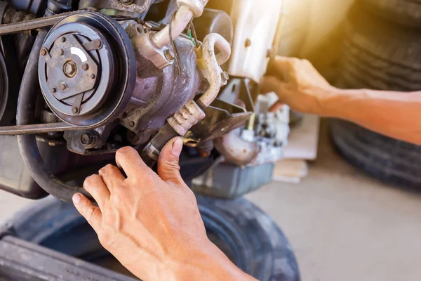 Handen Van Auto Monteur Werken Aan Motor Van Auto Garage — Stockfoto