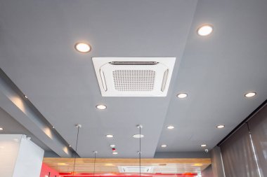 Modern tavan, kahve dükkanında kaset tipi klima sistemi kurmuş.