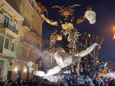 Viareggio, İtalya - 12 Mart: alegorik float Viareggio c