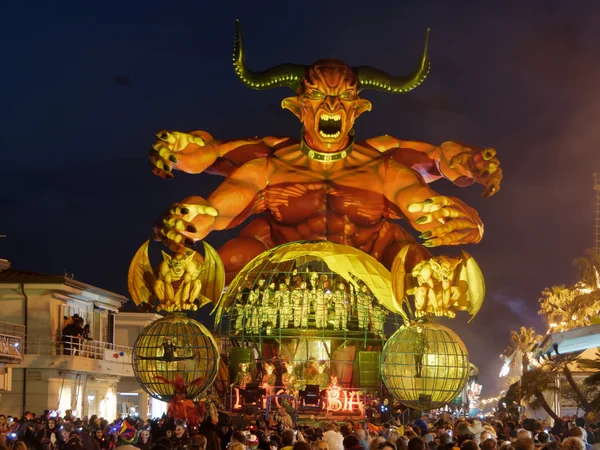 VIAREGGIO, ITÁLIA - 12 de março: alegórico flutuador em Viareggio C — Fotografia de Stock