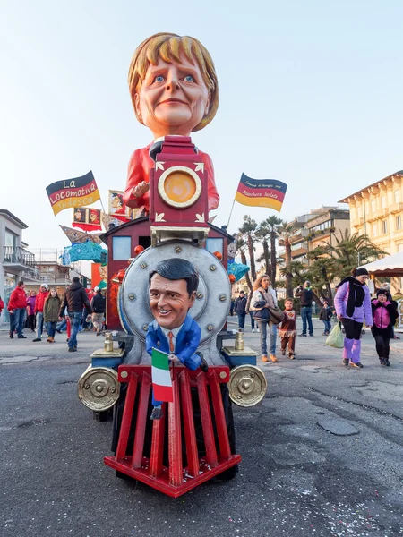 VIAREGGIO, ITALIA - 12 de marzo: carroza alegórica en Viareggio C —  Fotos de Stock