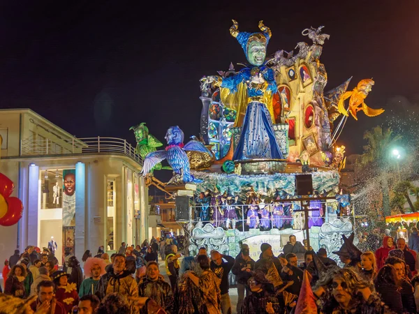 Viareggio, Olaszország - március 12-én: allegorikus úszó Viareggio C — Stock Fotó