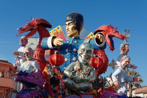 VIAREGGIO, ITALY - FEBRUARY 12:   parade of allegorical chariot — Stock Photo, Image