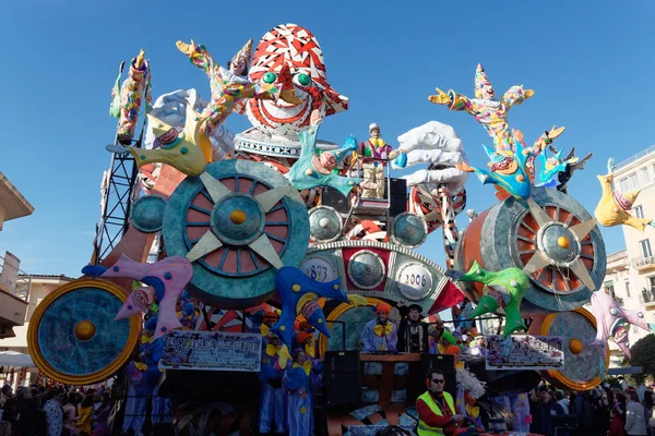 VIAREGGIO, ITALIA - 12 FEBBRAIO: sfilata di carro allegorico — Foto Stock