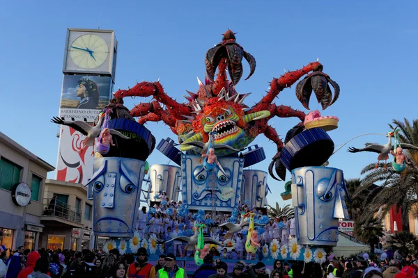 VIAREGGIO, ITALY - FEBRUARY 12:   parade of allegorical chariot — Stock Photo, Image