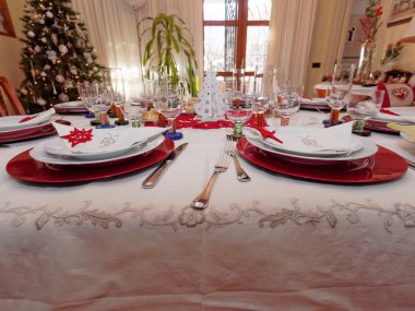 Noel yemeği için masa hazır.