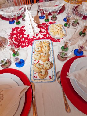 Noel yemeği için masa hazır.