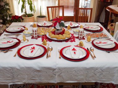 Noel yemeği için masa hazır.