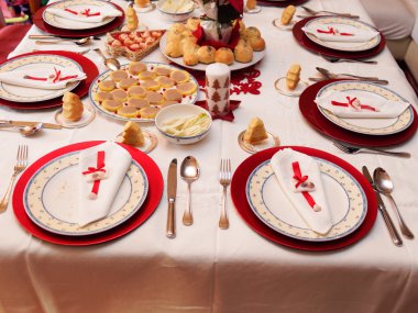 Noel yemeği için masa hazır.